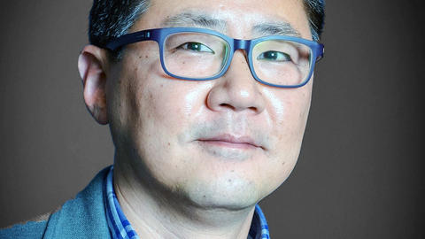 A headshot of Professor Hongkun Park