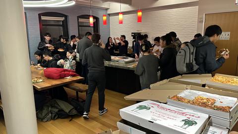 Students and faculty gather for pizza