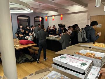 Students and faculty gather for pizza