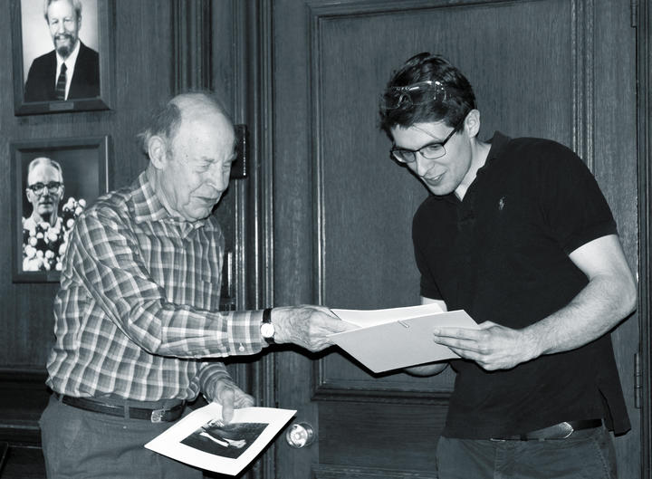 Professor Dudley Herschbach hands his teaching award certificate to this year's winner, David Gygi